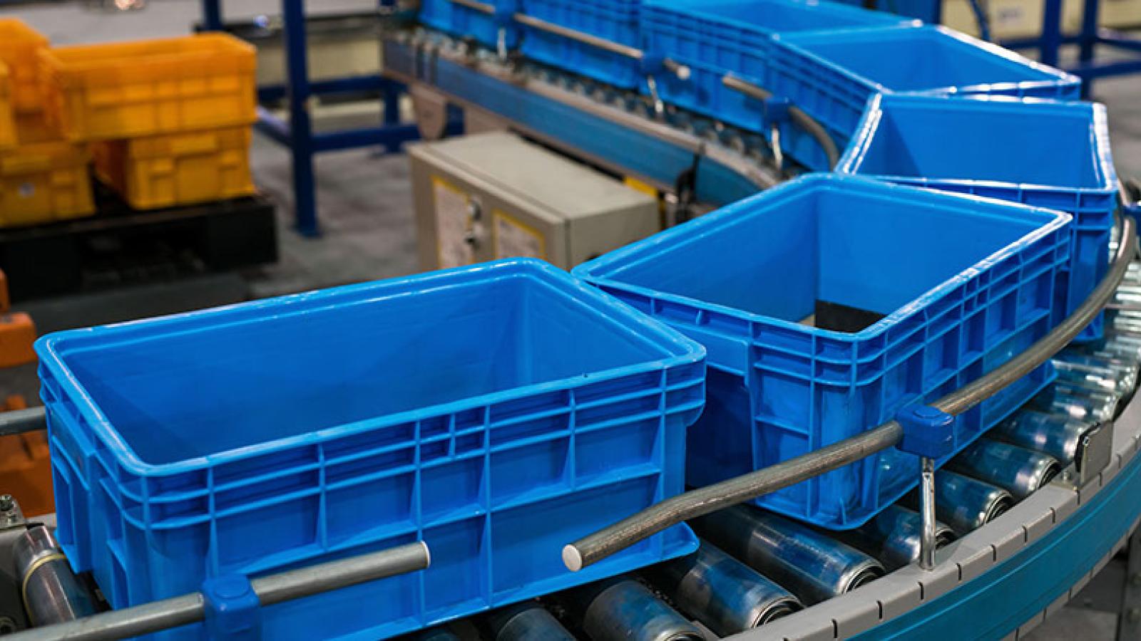 Returnable transport items tote boxes on conveyor
